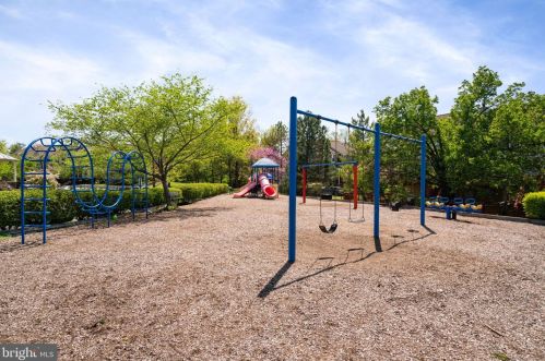 6005 Kestner Cir, Alexandria VA  22315-4834 exterior