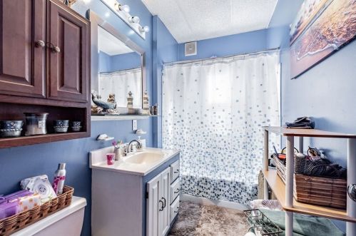 19 Parkwood St, Springfield MA 01108-2609 exterior