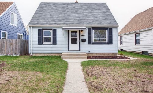 3848 20th St, Milwaukee, WI 53221-1515