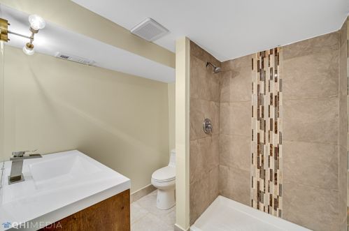 6950 Prairie Ave, Chicago IL  60637-4636 exterior