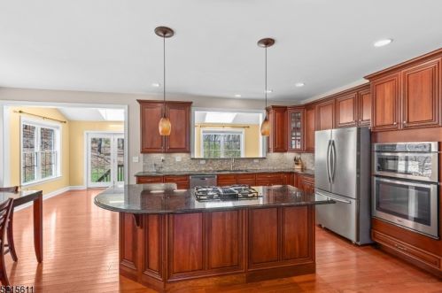 8 Sovereign Dr, Roxbury Township NJ  07836-0230 exterior