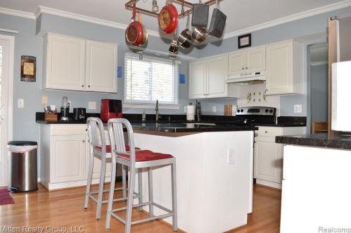 5300 Riverwalk Trl, Commerce Township MI 48382-2842 exterior