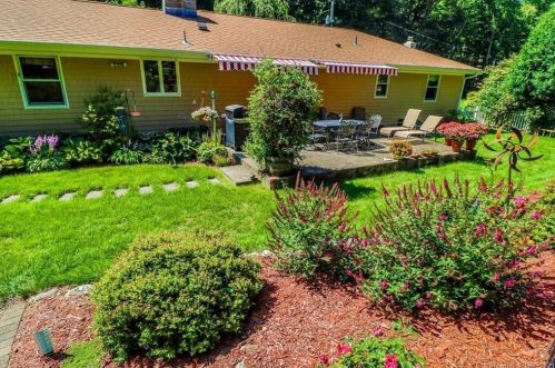 1 Cullens Hl Rd, Derby CT exterior