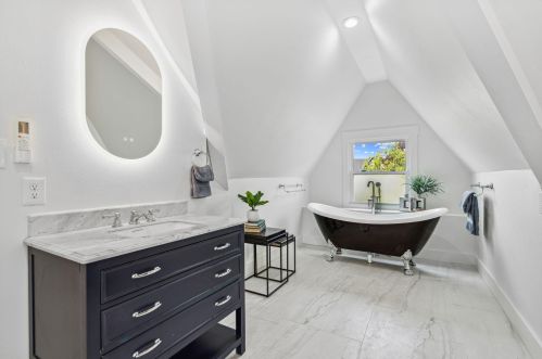 2750 Murray Ave, Milwaukee WI  53211-3645 exterior