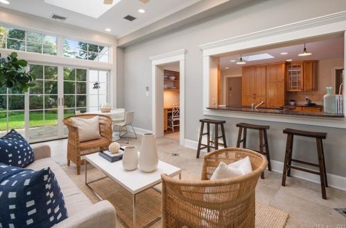 31 Crst Rd, Norwalk CT 06853-1207 exterior