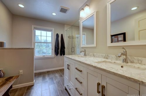 55 Mtn Brk Rd, North Haven CT 06473-1019 exterior