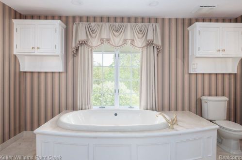 5394 Abbey Rd, Rochester MI 48307-2400 exterior