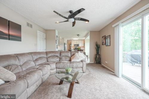 42 Hamilton Lk Dr, Trenton NJ 08619-3437 exterior