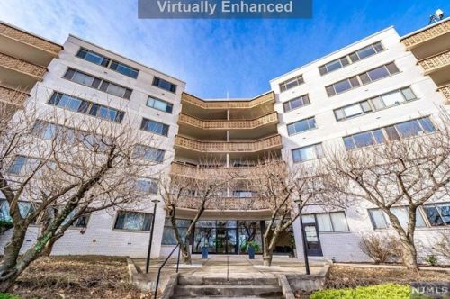 1375 River Rd, Edgewater NJ  07020-1455 exterior