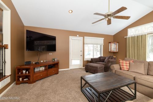 1360 Crooked Lk Dr, Kalamazoo MI 49009-8950 exterior