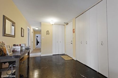 6833 Kedzie Ave, Chicago, IL 60645-2897