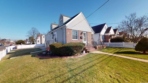 31 Waldinger St, Valley Stream, NY 11580-3808