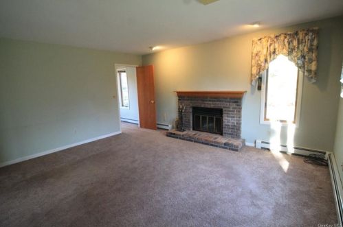 7 Pineberry Ct, Poughkeepsie NY 12603-4926 exterior