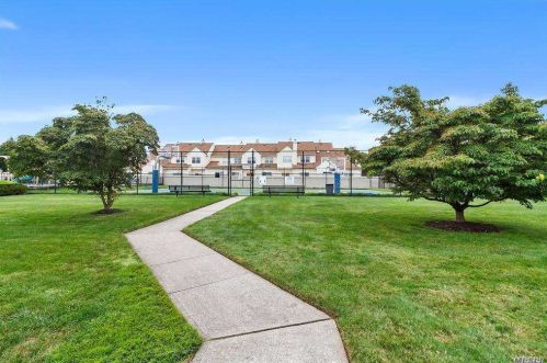 5 Hyacinth Ct, Huntington Station NY 11747-4242 exterior