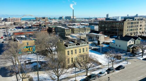 408 3rd St, Milwaukee WI  53203-3002 exterior