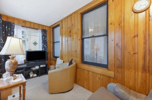 18 Fairview St, Windsor Locks, CT 06096-1432