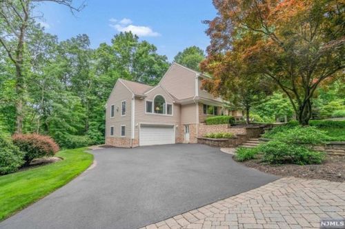 66 Glasgow Ter, Mahwah, NJ 07430-1611