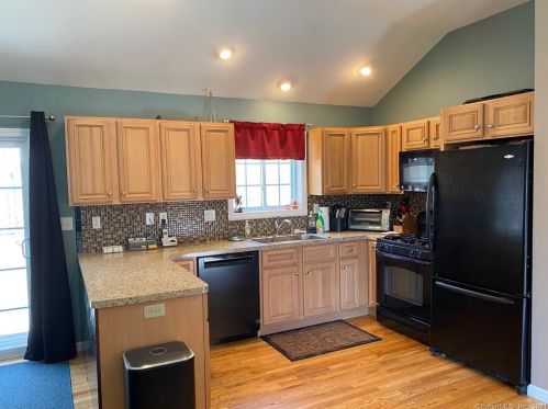 41 Grieb Trl, Wallingford CT 06492-2616 exterior