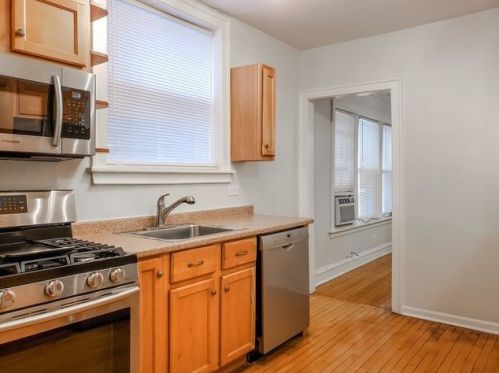 8516 Bennett Ave, Chicago IL 60649-4007 exterior