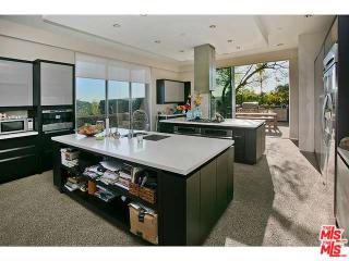 2750 Cardwell Pl, Los Angeles CA  90046-1201 exterior