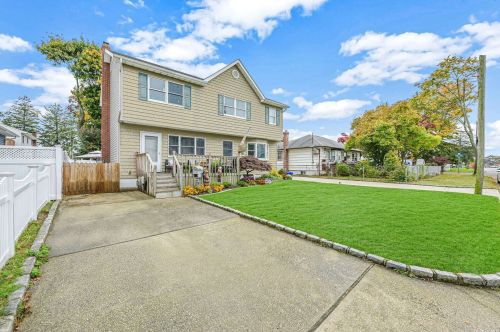 224 15th Ave, Babylon, NY 11704-3653