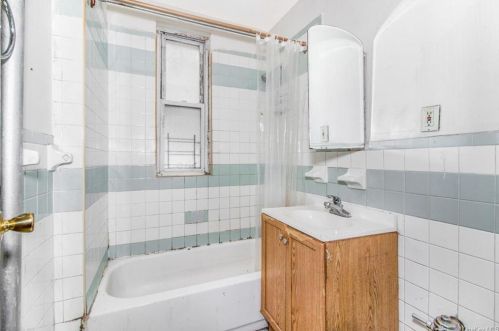 1923 Hennessy Pl, Bronx NY 10453-2910 exterior