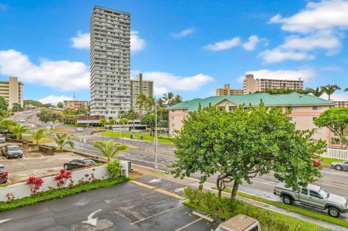 1077 Ala Napunani St, Honolulu HI  96818-1759 exterior