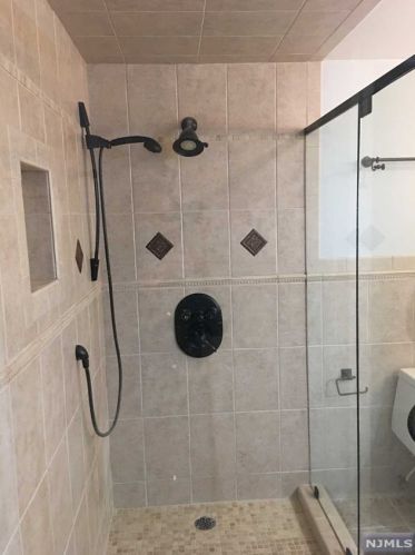 7 Millay Ct, Teaneck NJ 07666-6485 exterior