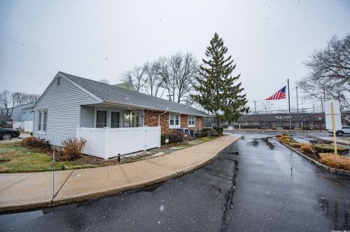 30 Whalers Cv, Babylon, NY 11702-2925