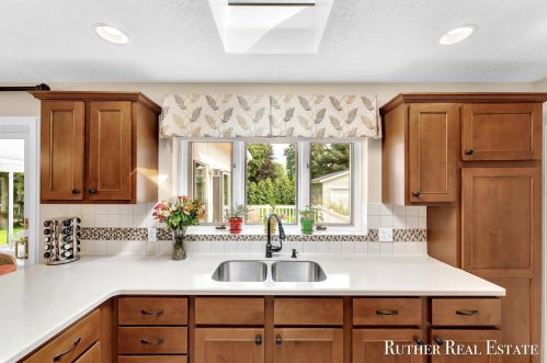 2112 Emens Dr, Meskegon MI 49444-4445 exterior