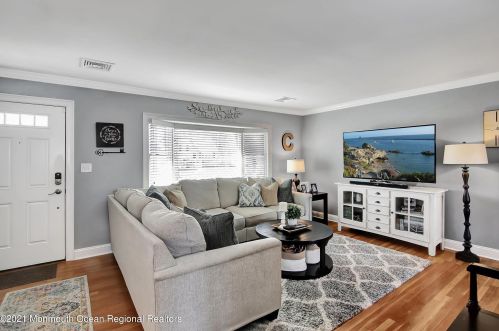 27 Birch Dr, Red Bank NJ 07702 exterior