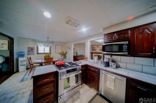 7 Stima Ave, Carteret NJ 07008-1214 exterior