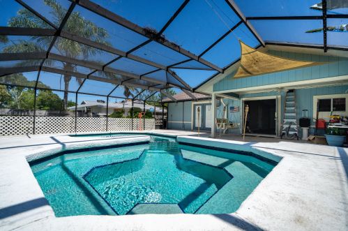 5707 Myrtle Dr, Fort Pierce, FL 34982-7553