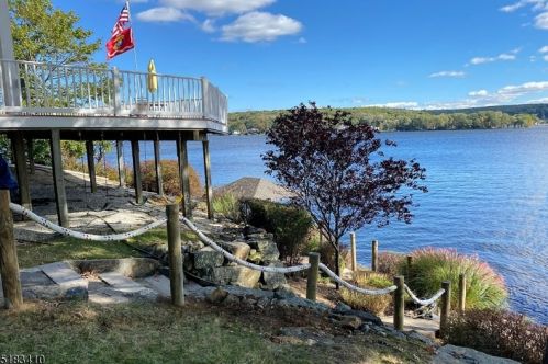 7 Elba Ave, Hopatcong NJ  07843-1807 exterior