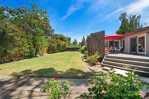 82 Chaucer Dr, Concord CA 94521-3301 exterior