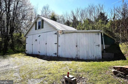 795 Abbottstown Pike, Hanover PA 17331-8235 exterior