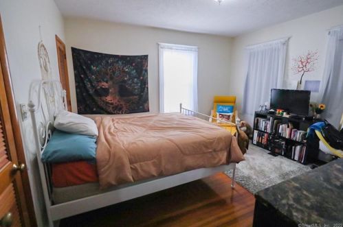 323 Oak St, New Britain CT 06051-1213 exterior