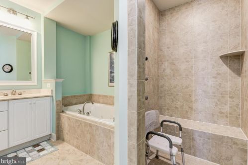 12561 Ansin Cir Dr, Rockville MD 20854-6912 exterior