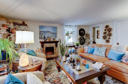 302 Woodbridge St, Manchester CT 06042-2372 exterior