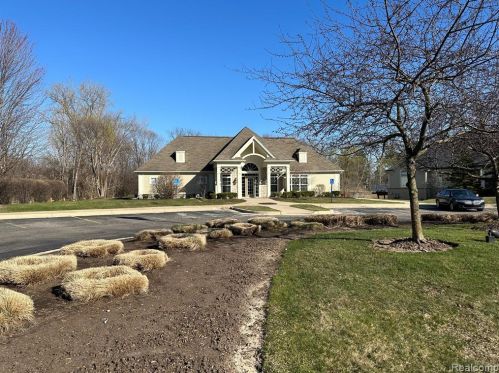 1342 Alameda Blvd, Troy MI 48085-6739 exterior