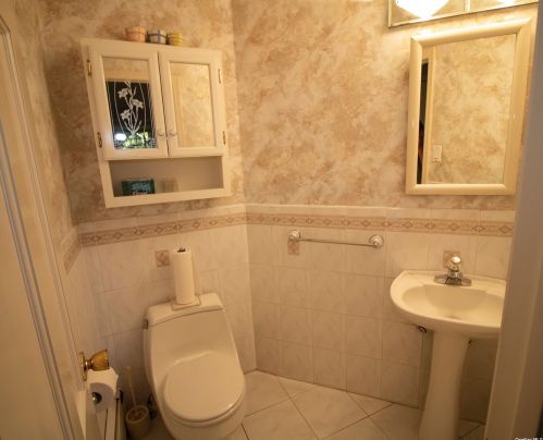 4 Ryder Ct, Huntington Station NY 11746-6142 exterior