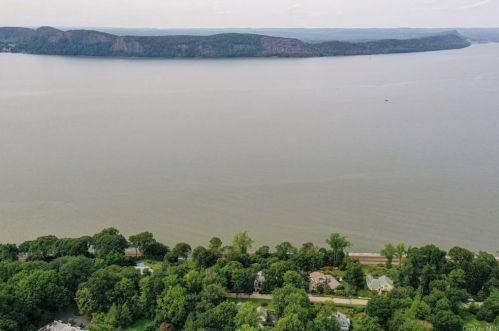 347 Riv Rd, Briarcliff NY 10510-2413 exterior