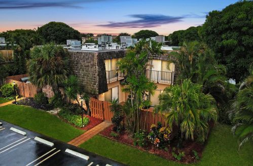 542 27 Way, Boynton Beach FL 33435-7916 exterior