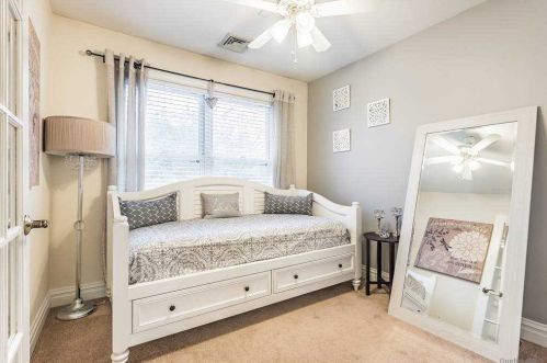 18 Della Dr, Babylon NY 11704-6240 exterior