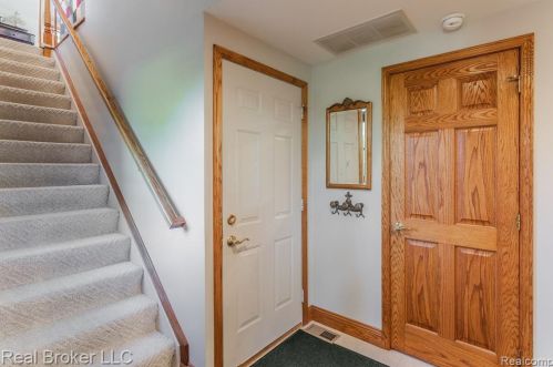 1300 Grandview Dr, Rochester MI 48306-4038 exterior