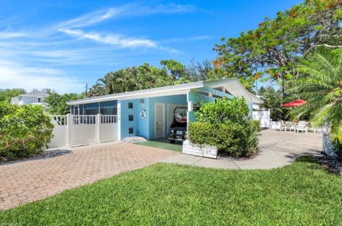 409 3rd Ave, Naples, FL 34102-8411