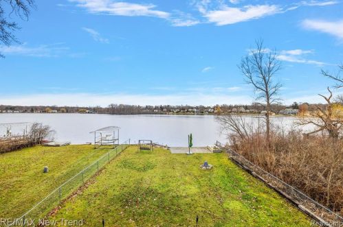 692 Appalachi St, Walled Lake MI  48390-1005 exterior