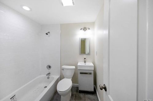 71 8 Ave, Huntington Station NY 11746-2210 exterior