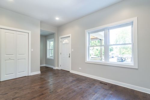 529 46th St, Chicago, IL 60653-3422