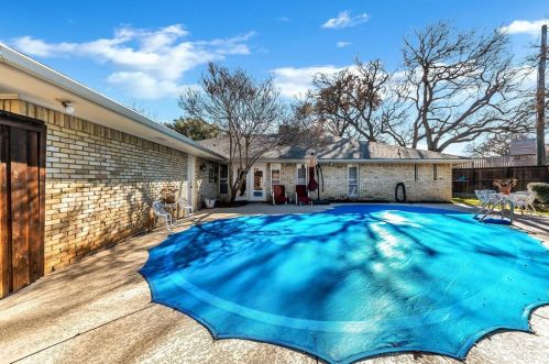 1909 Grn Oaks Dr, Irving TX 75061-2138 exterior